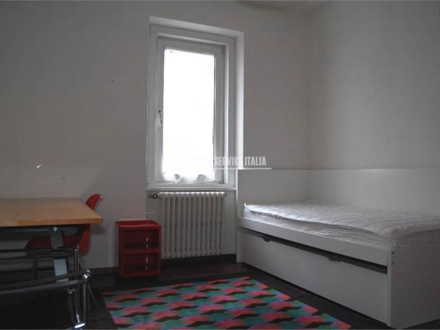 IN LUSSUOSA VILLA AFFITTASI STANZA PER STUDENTI