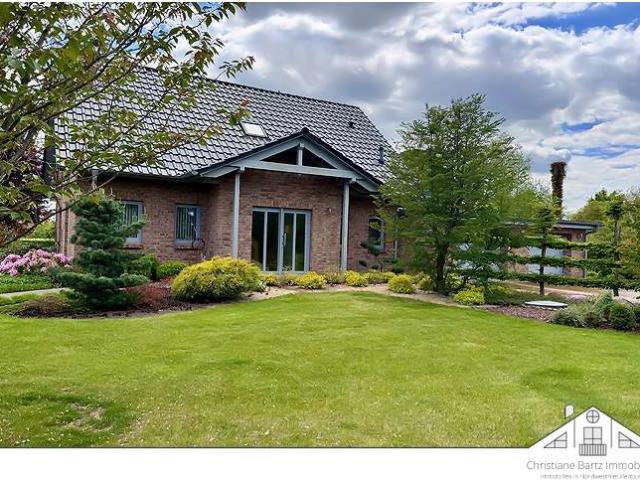 In Ostseenähe Energieeffizientes Architektenhaus mit 2 Garagen auf großartigem Grundstück zu verka