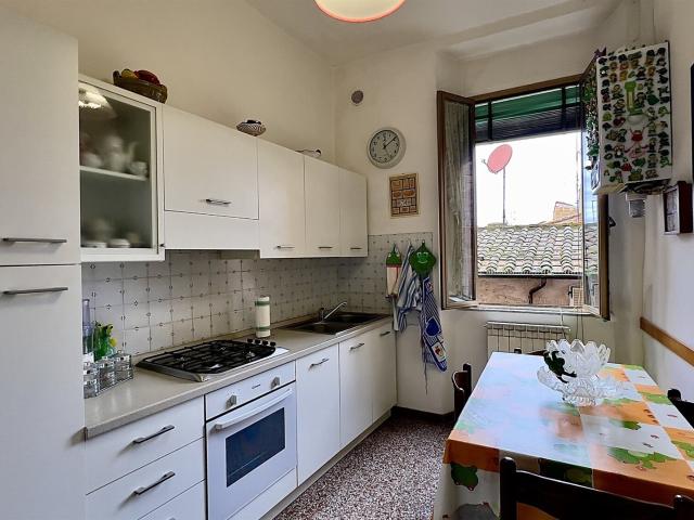In Palazzo Storico, Piano Secondo Da Rimodernare, Città Dell. 81m² Città della Pieve