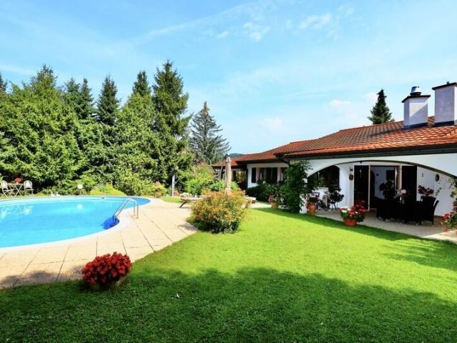 In Porrentruy gibt es eine Villa mit 7 Zimmern auf einem großen bewaldeten Grundstück zum Verkauf