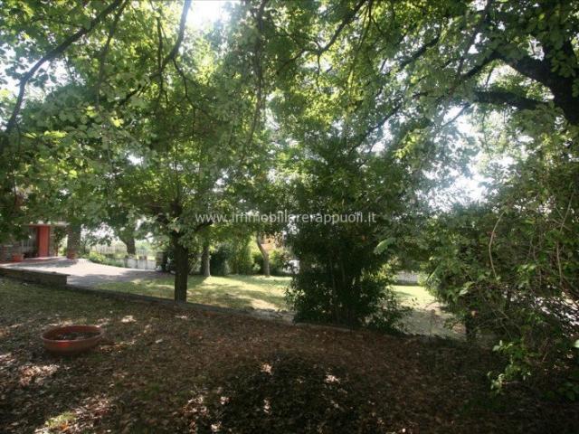 In posizione collinare e immersa nella tranquillità della ca. 309m² Lucignano
