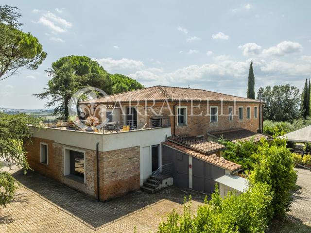 In posizione collinare e panoramica, a pochi passi da Corton. 1990m² Castiglione del Lago