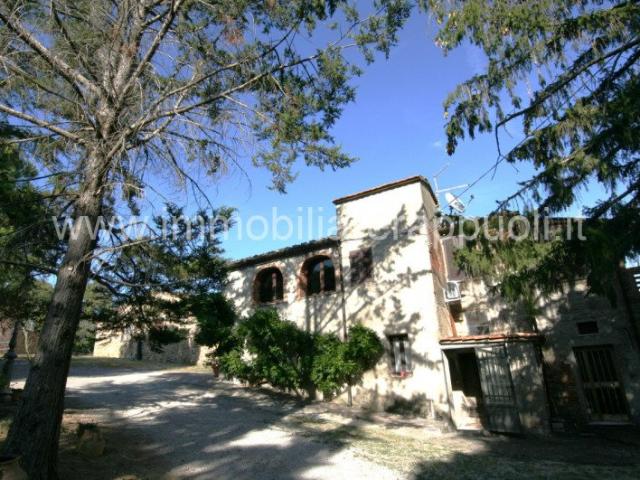 In posizione collinare privilegiata nel cuore della Toscana. 350m² Scrofiano