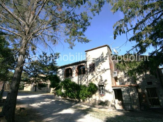 In posizione collinare privilegiata nel cuore della Toscana. 350m² Scrofiano