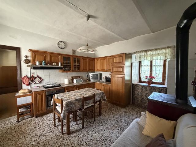 In posizione estremamente panoramica, splendido rustico in p. 200m² Acqui Terme