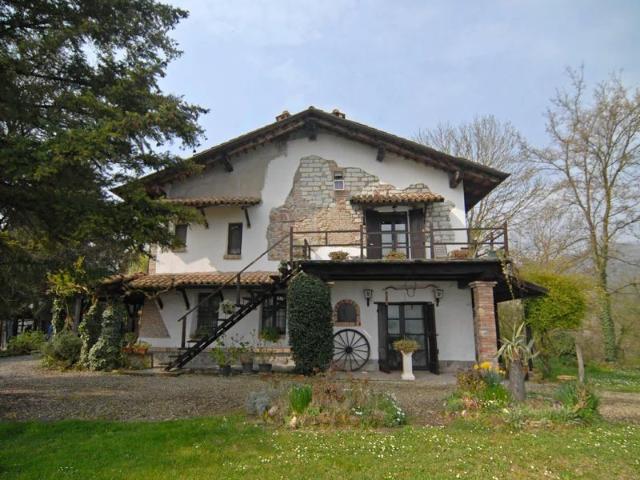 In posizione panoramica, cascinale con quasi 5 ha di terreno. 926m² Cerrina Monferrato