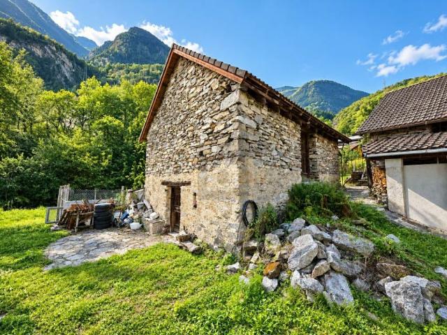 IN POSIZIONE TRANQUILLA, DA RISTRUTTURARE