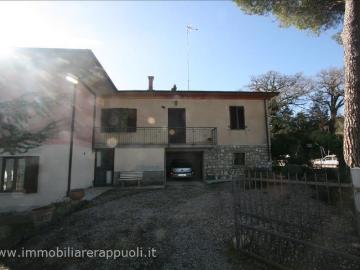 In posizione tranquilla e immersa nel verde delle colline se. 186m² Rapolano Terme