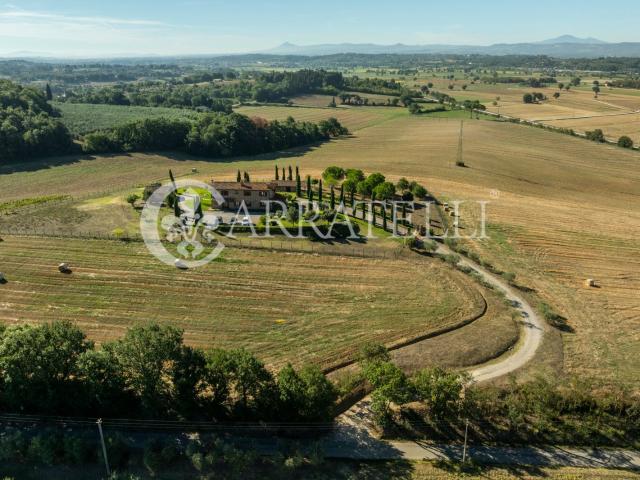 In posizione tranquilla e panoramica sulle colline della Val. 295m² Foiano della Chiana