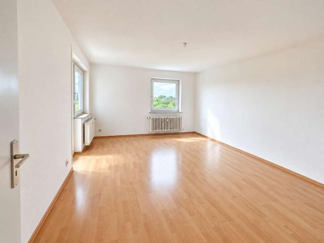 IN RENOVIERUNG: Schöne 2 Zimmer Wohnung mit Balkon und Garage