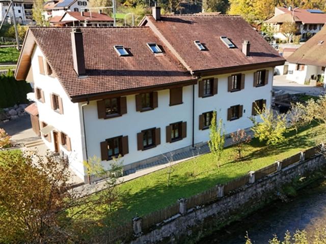 In Roches steht eine 6,5 Zimmer Doppelhauswohnung zum Verkauf