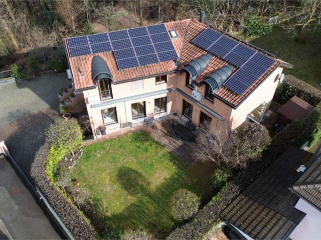 In ruhiger Lage und inmitten der Natur befindet sich eine elegante Villa mit Garten und Wald