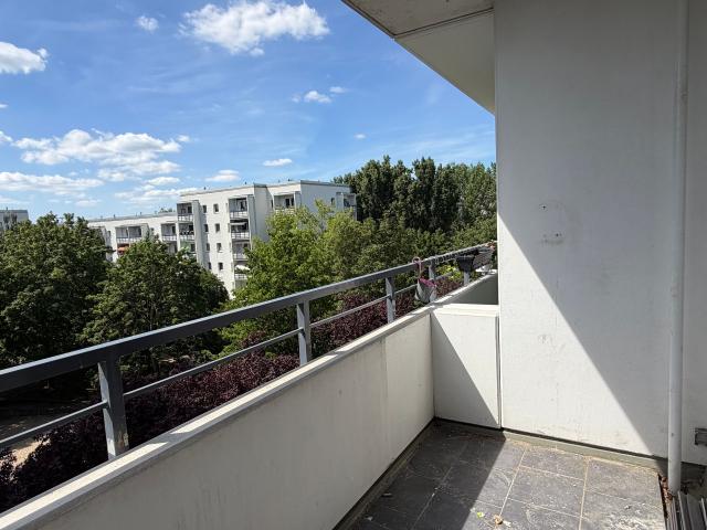 in Sanierung für die kleine Familie mit Balkon und Wannenbad leider ohne Aufzug!