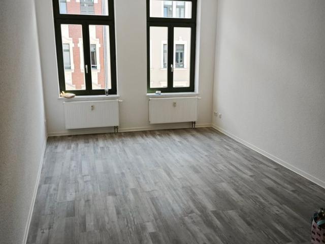 In Sanierung: Zwei Zimmer Wohnung mit Balkon
