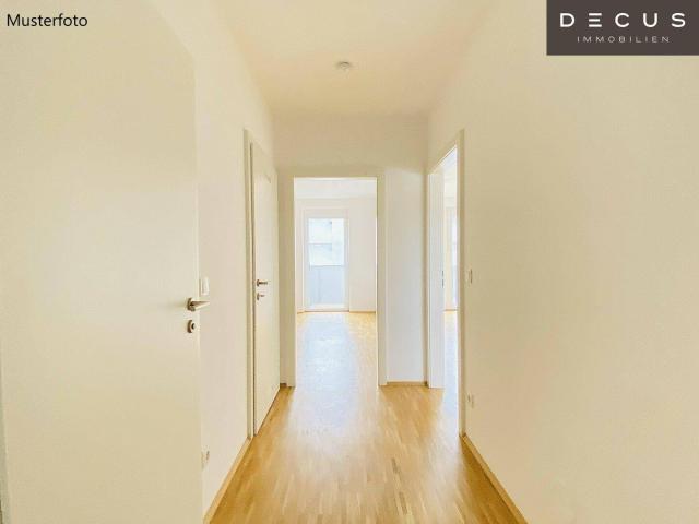 | IN STRASSGANG | SÜDBALKON | 2 ZIMMER