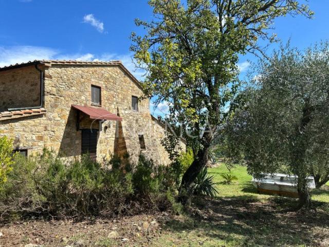 In suggestiva posizione panoramica sorge questo bellissimo c. 440m² San Dalmazio