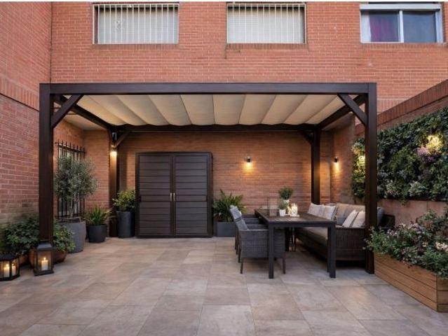 Inmueble a dos calles con patio y gran potencial