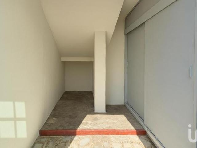 Terreno con construcción adaptable una parte en obra negra