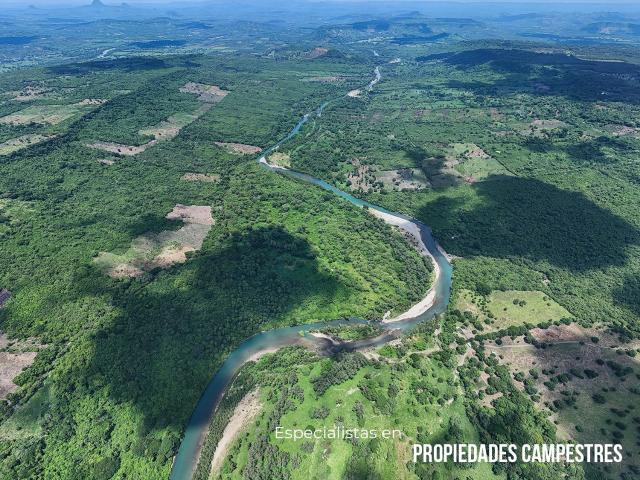 Inmenso Rancho con mucha agua