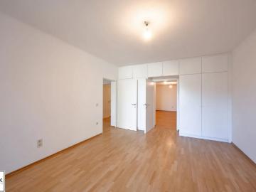 inmitten der Natur: großzügig geschnittene Wohnung für Pärchen und Jungfamilien, auch als Praxis oder Büro nützbar