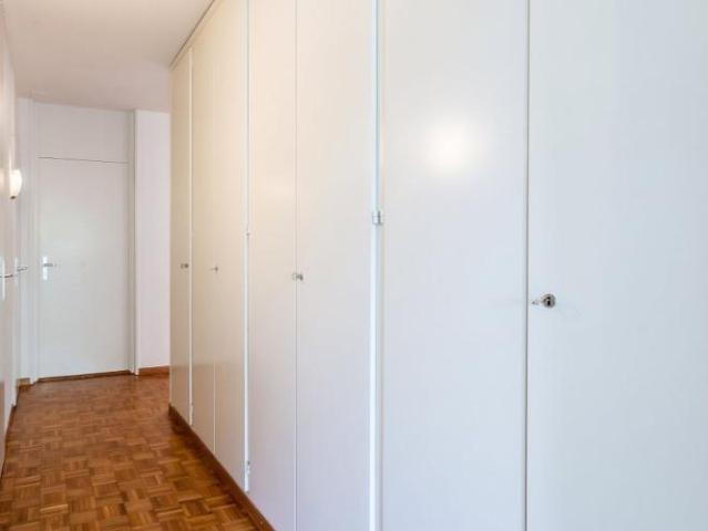 Inmitten einer grünen Umgebung, entdecken Sie diese geräumige 4,5 Zimmer Wohnung mit Balkon