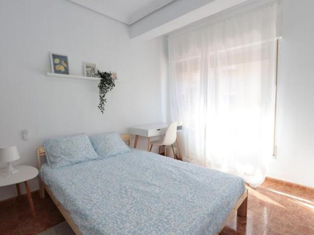 Inmocartago ofrece en alquiler una acogedora habitación en la Urbanización Mediterráneo