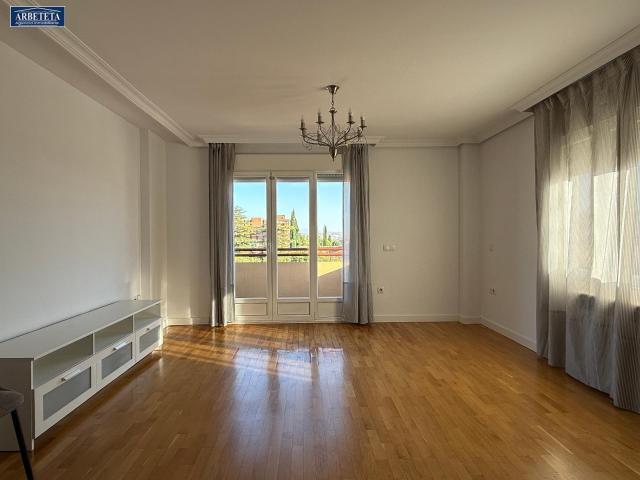 INMOBILIARIA ARBETETA ALQUILA DUPLEX DE TRES HABITACIONES CON TERRAZA Y GARAJE