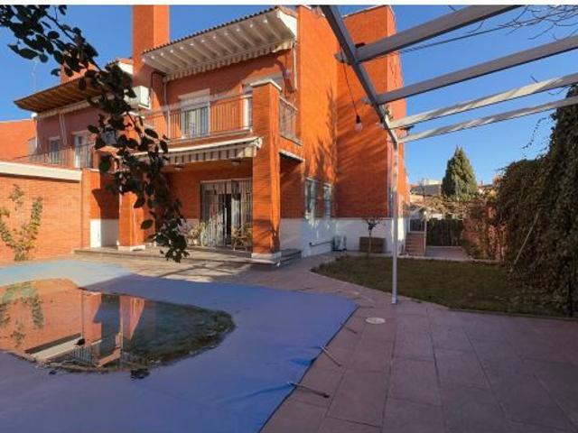 INMOBILIARIA ARBETETA VENDE MAGNÍFICO CHALET EN ZONA FERIAL, GUADALAJARA