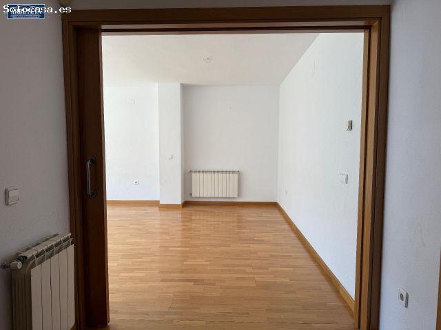 INMOBILIARIA ARBETETA VENDE PISO DE TRES HABITACIONES CON PISCINA COMUNITARIA