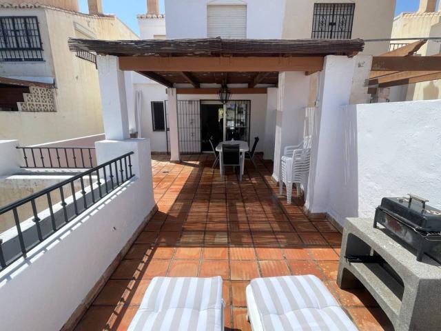 INMOBILIARIA GRUPO IRIS ALQUILA CASA ADOSADA EN VELILLA