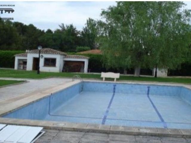 INMOBILIARIA TEJARES VENDE CHALET EN URB. AGUA SOL