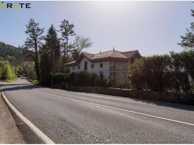 INMOBILIARIA ZARATE VENDE CASA CON TERRENO EN BERMEO