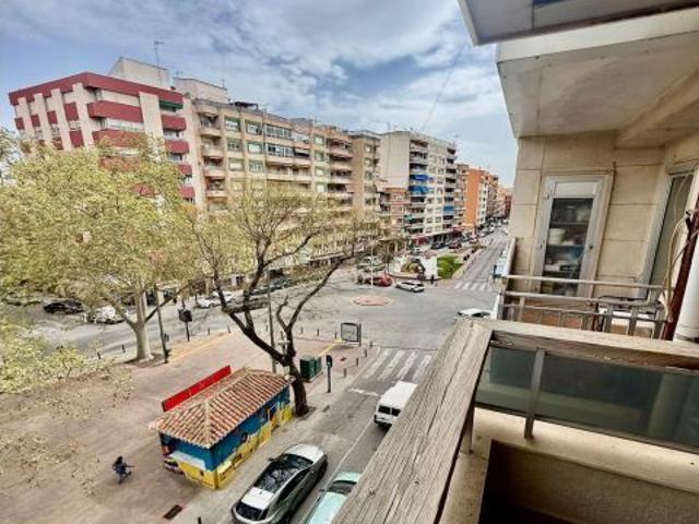 Inmohouse pone en venta exclusiva y amplia vivienda en zona Feria