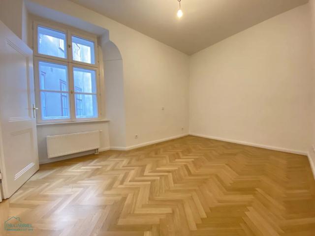 INNENSTADT WOHNUNG in HISTORISCHEM PALAIS