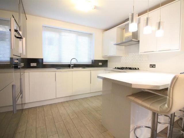 Innes Gardens, London 2 bed flat to rent £2,000 pcm £462 pw