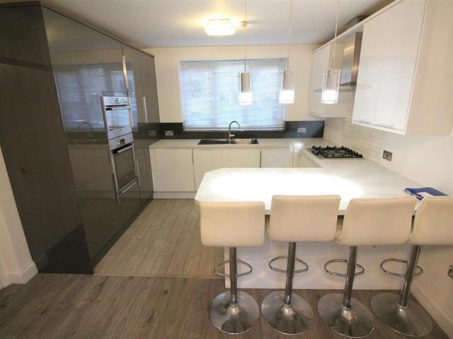 Innes Gardens, London 2 bed flat to rent £2,045 pcm £472 pw