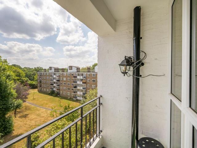 Innes Gardens, Putney Heath, London. 3 bed flat to rent £2,650 pcm £612 pw