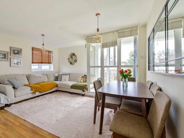 Innes Gardens, Putney Heath, London SW15, 3 bed flat to rent, £2,650 pcm | PrimeLocation