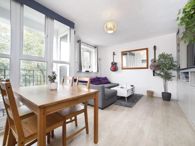 Innes Gardens, SW15 3 bed flat to rent £2,817 pcm £650 pw