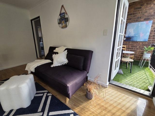 Inner West Melbourne Sanctuary Comfy, Convenient & Quiet with Natural Light