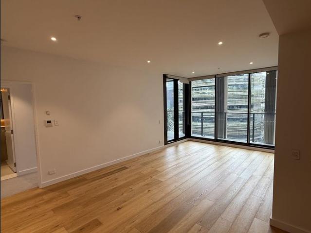 Inner City Oasis: Extra large 2 Bedroom Apartment with Study, Parking, and Pool in Darling Square Bonus: Washing machine and Fridge included