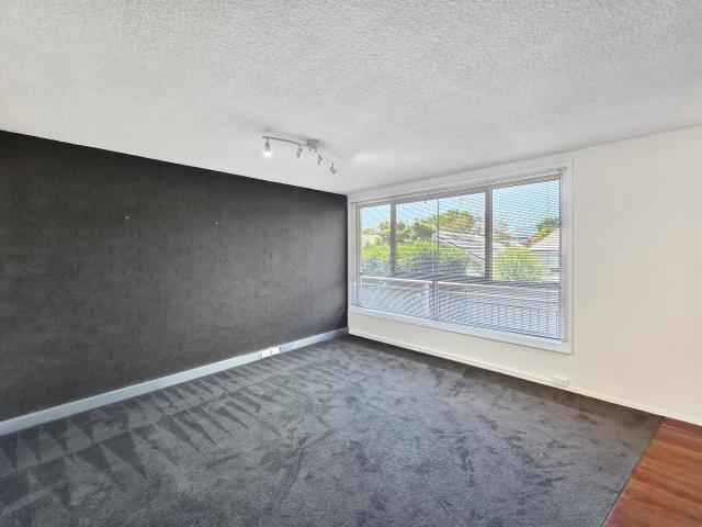 Inner City Apartment Walk To Waterfront!