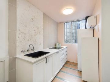 Inner city furnished studio with parking in the heart of Surry Hills
