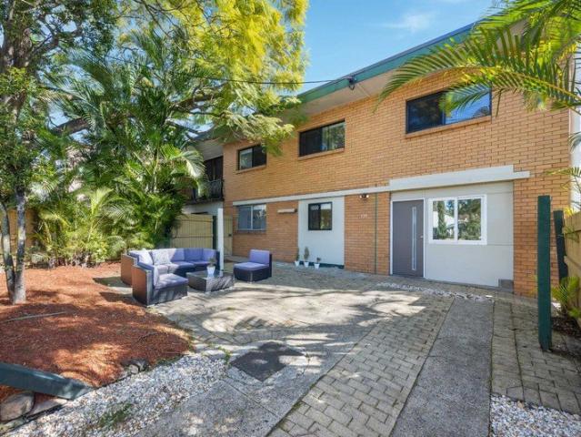 Inner City Ground Floor Unit amazing location!