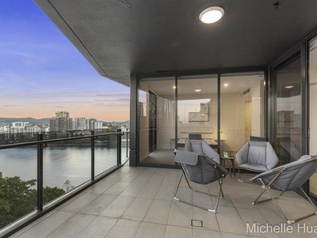 Inner City Living At Its Finest: Spacious Layout, Location & Stunning Views!