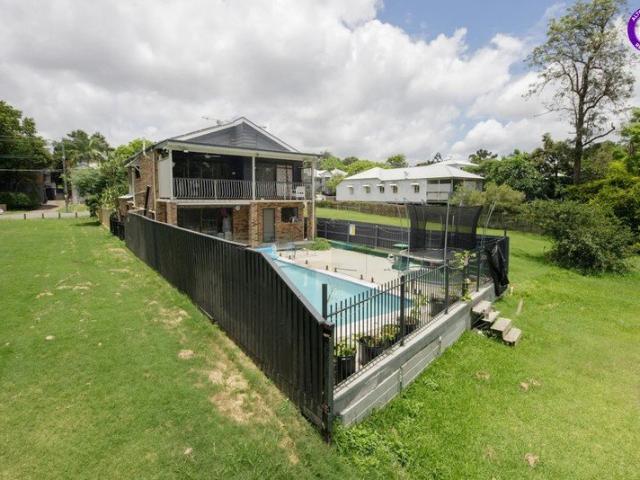 Inner City Privacy, Pool & Parkland An Extraordinary Lifestyle Minutes from Brisbane CBD