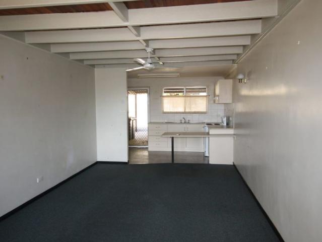 INNER CITY TWO BEDROOM APARTMENT CLOSE TO SCHOOL AND SHOPS