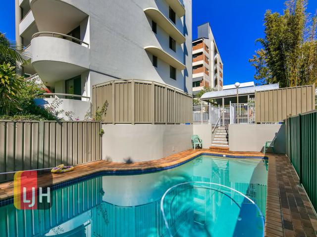 INNER CITY, 2 BEDROOM, 2 BATHROOM UNIT WITH 2 CAR SPACES !