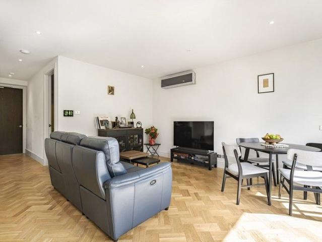 INNER EAST LIVING WITH LIGHT, PRIVACY AND POSITION