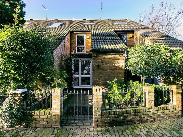 Inner Park Road, London SW19 3 bed semi detached house to rent £3,250 pcm £750 pw